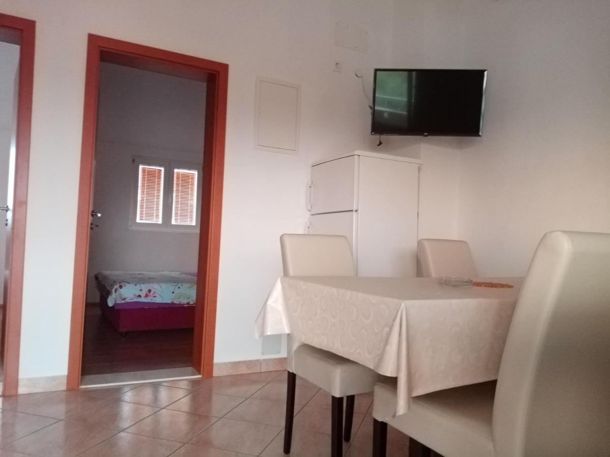 Apartman Kristina Sa Dvije Sobe Biograd Na Moru Exteriör bild