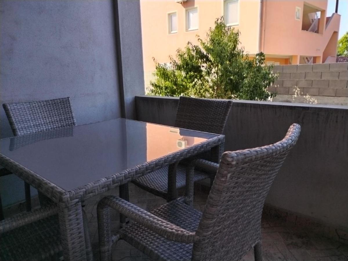 Apartman Kristina Sa Dvije Sobe Biograd Na Moru Exteriör bild